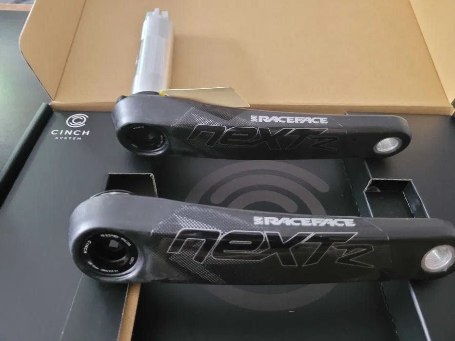 Korba Race Face Next R carbon,175mm,czarna z białym nadrukiem NOWA