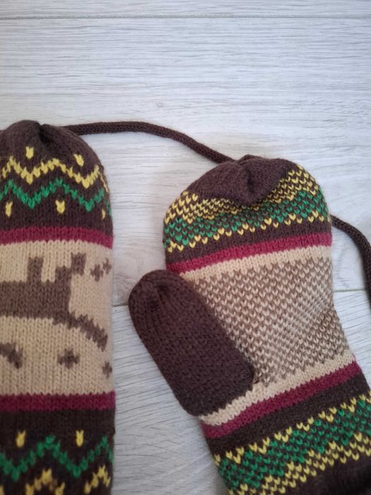 Rękawiczki na sznurku