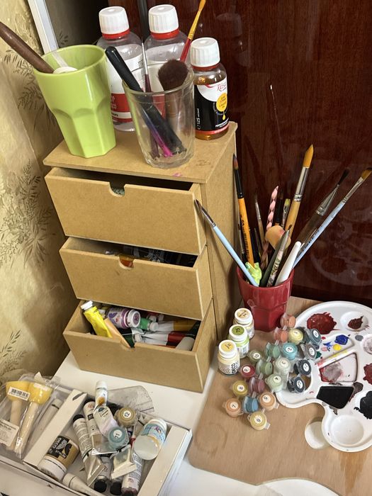 Олійні фарби, пензлі, мольберт, та інше
