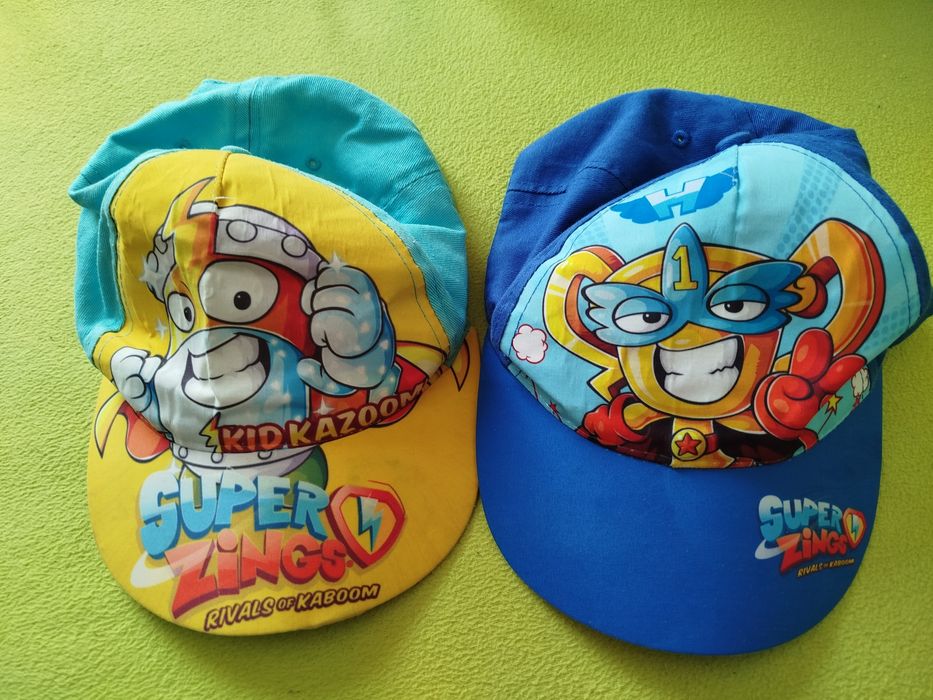 Dwie czapki z daszkiem zings superthings