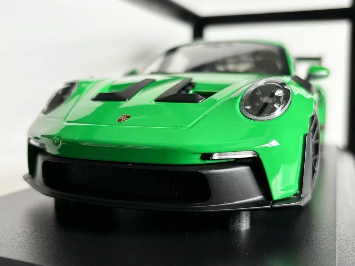 Minichamps 1:18 porsche 911 (992) GT3 RS ano 2023