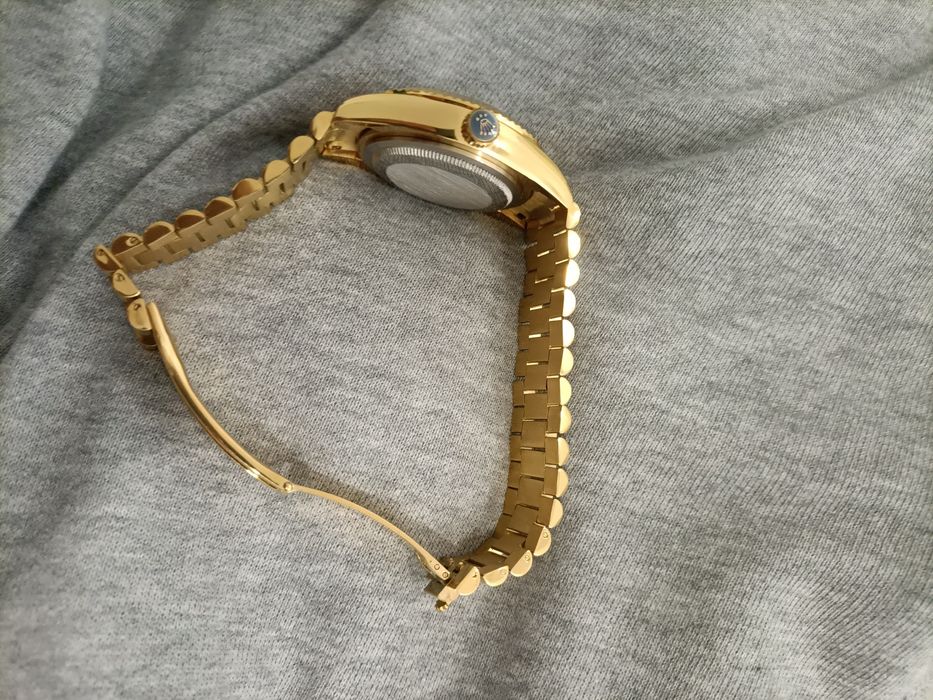 Relógio dourado automático