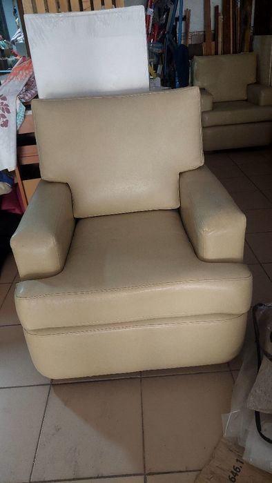 Cadeirão beje de sala