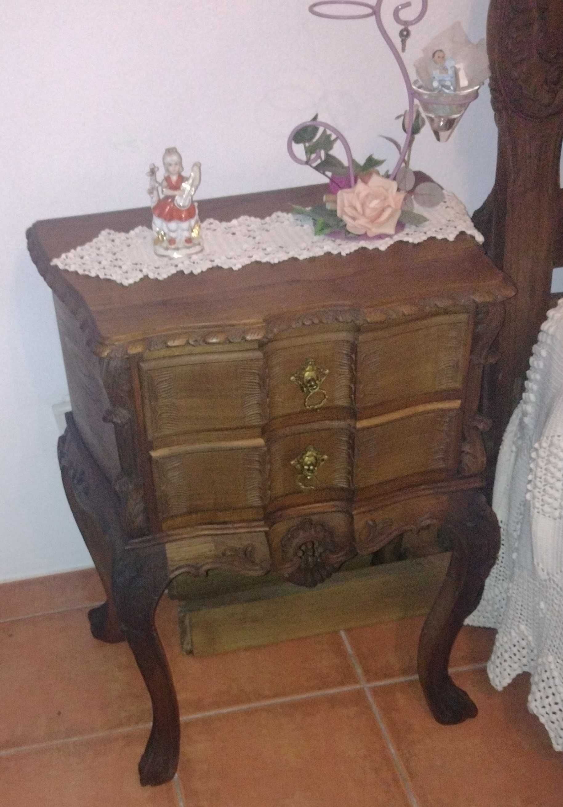 Mobília de quarto em madeira de castanho maciço - Casa senhorial