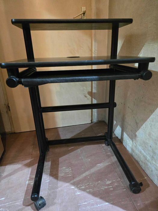 Stolik komputerowy na kółkach