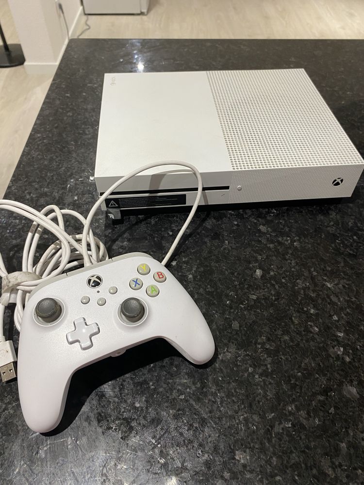 Xbox One S com controle