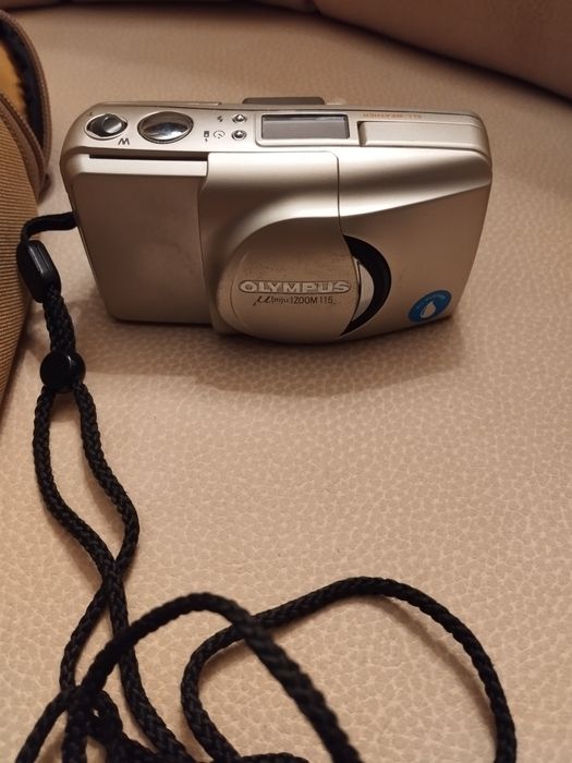 Máquina fotográfica Olympus de rolo