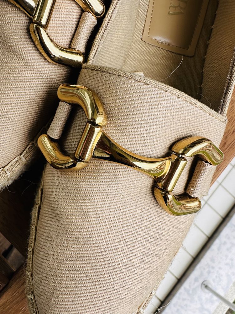 Sapatos Zara como novos, com aplique dourado