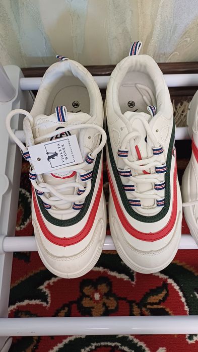 Кросівки нові розміри 39 і 40