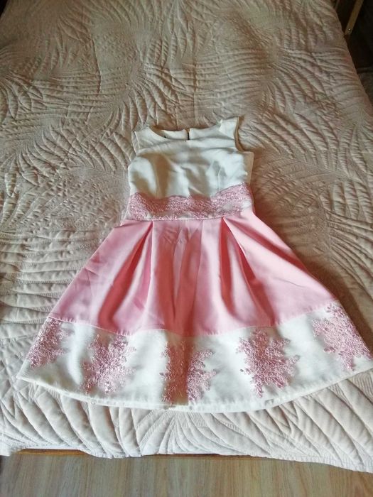 Sukienka damska zdobiona wstawkami haftowanymi