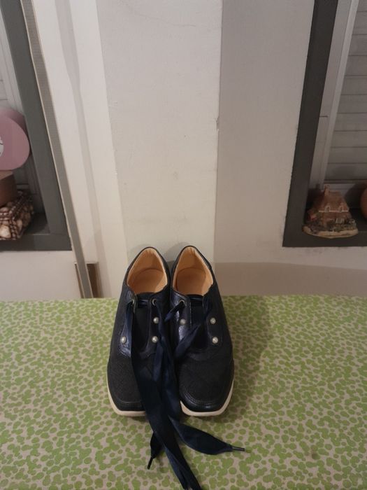 Vendo Sapatilhas de Senhora muito bonitas como novas