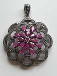 Pendente em prata, marcasites, e rubis