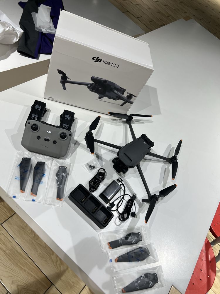 Квадракоптер DJI Mavic 3 Fly More Combo