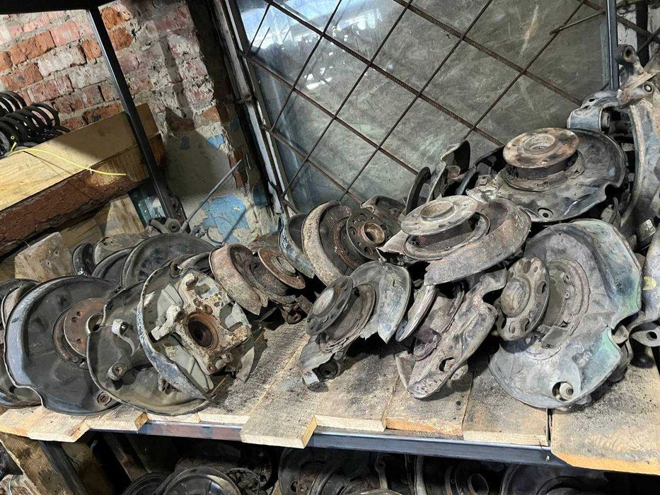 Передні та задні ступиці, кулаки, цапфи Mercedes Benz