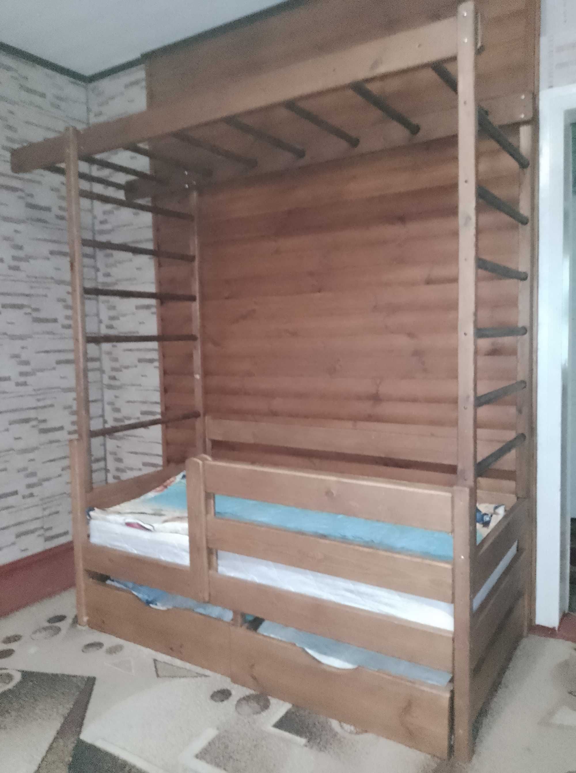 Ліжко дитяче з дерева і розвиваючою драбиною