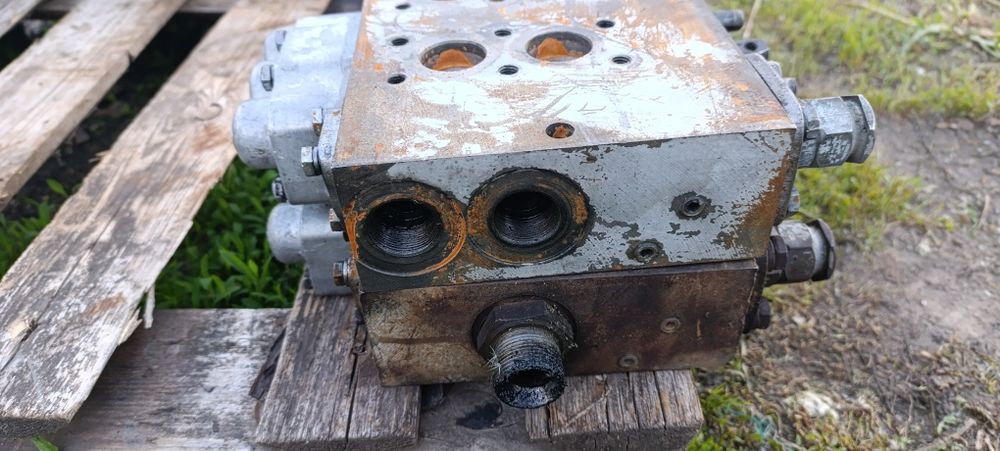 Розподільник Р100 МТЗ ЮМЗ  екскаватор