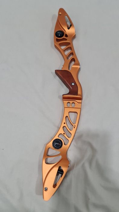 Arco competitivo 68" em alumínio CNC, polido e anodizado