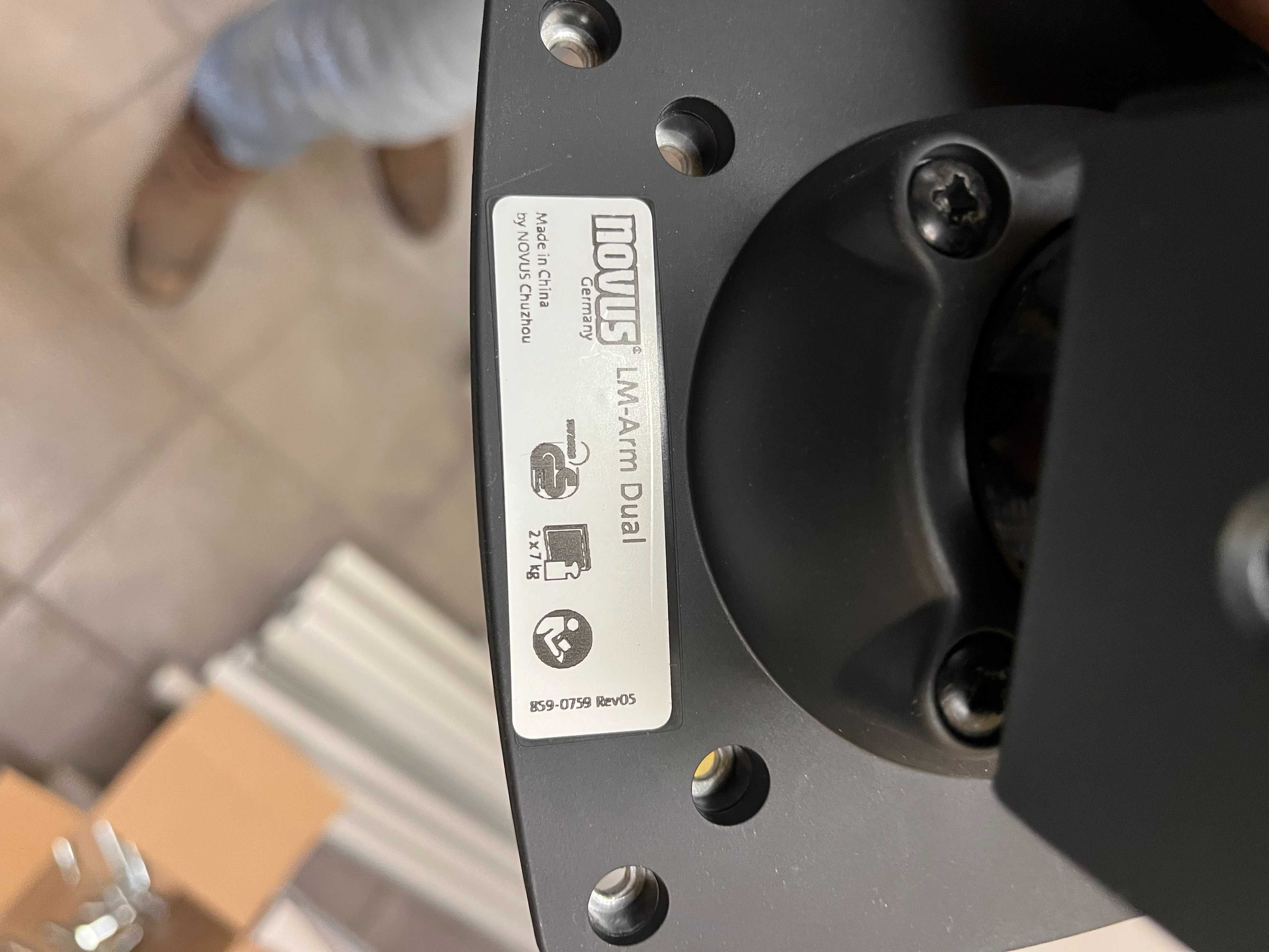 Podwójny uchwyt do minitorów LM-Arm Dual firmy Novus Germany