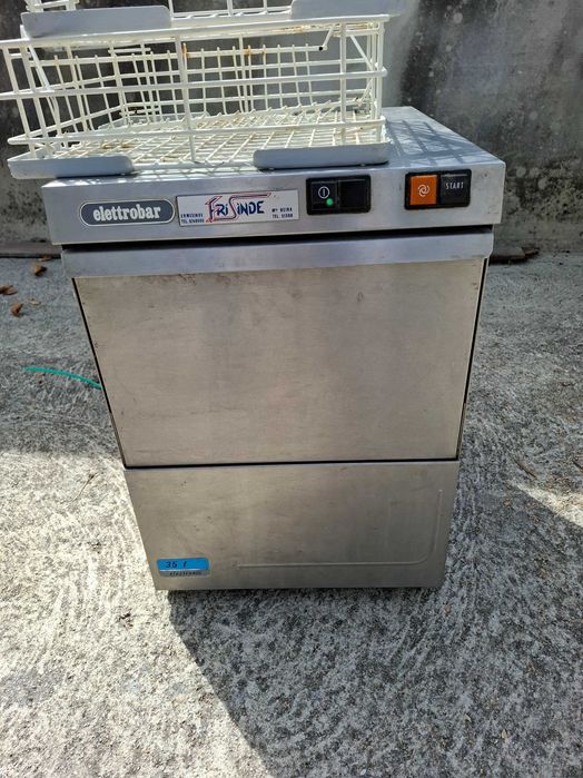 Maquina de lavar chavenas e copos para café