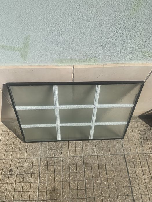 Painel de Vidro Fosco com Moldura – Excelente Estado
