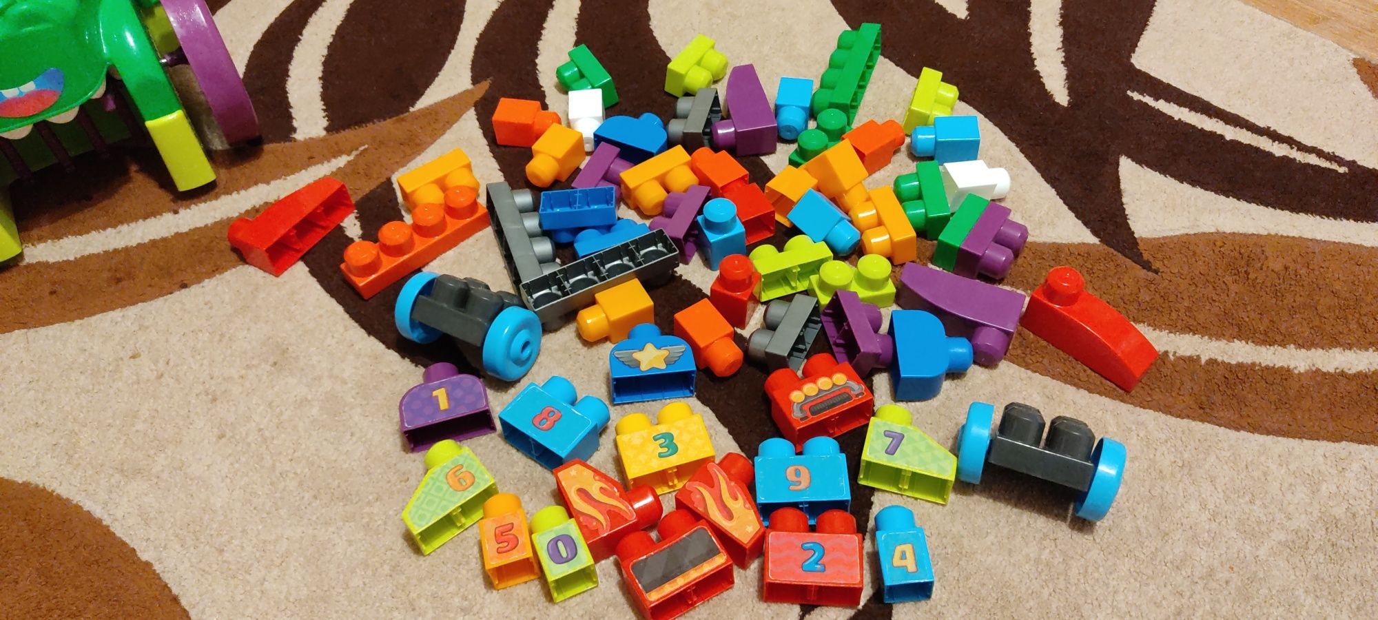 Jeździk Zjadacz klocków Mattel Mega Bloks Ori GFG22 + 62 szt. klocków.