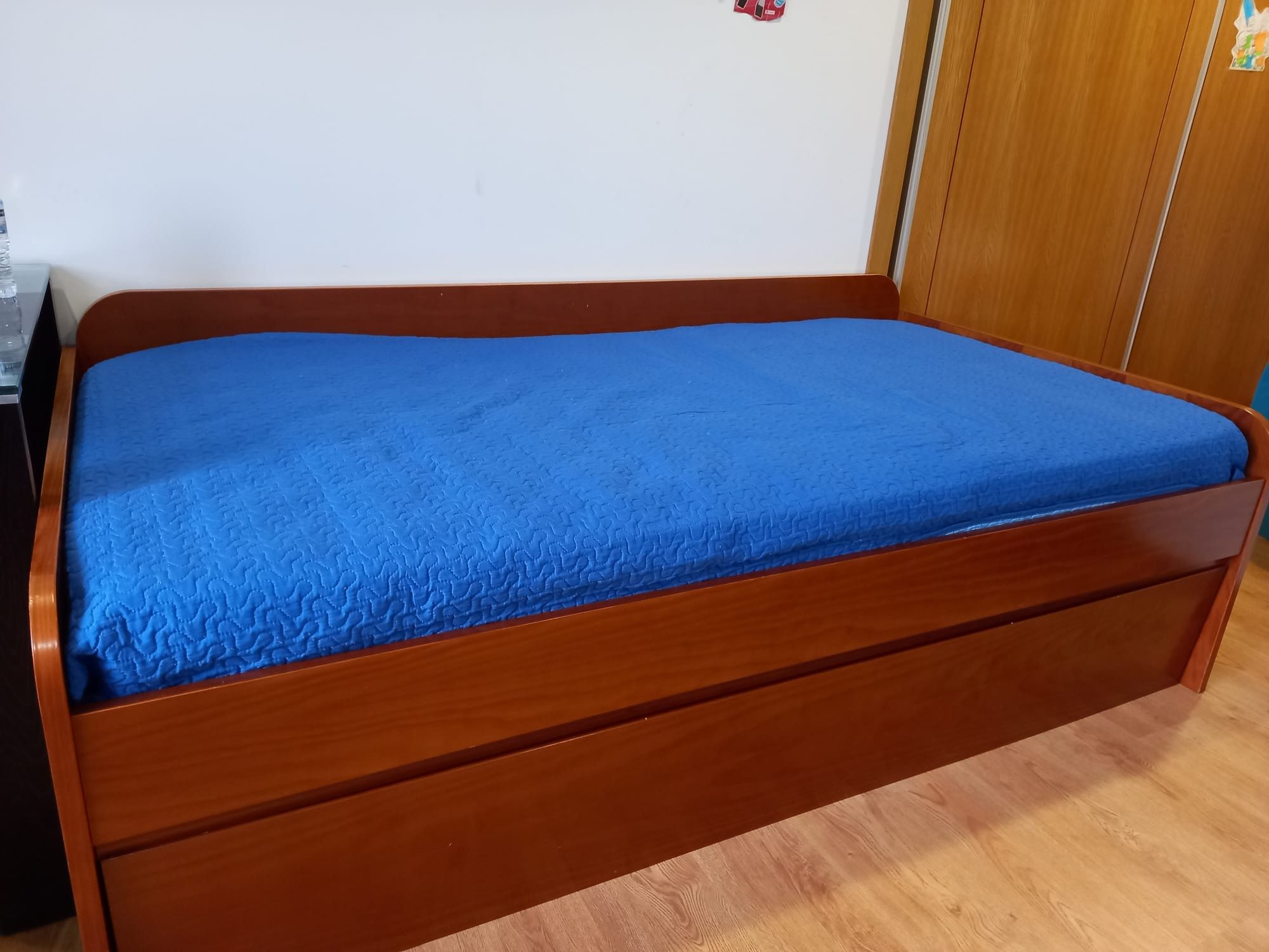 Cama individual que se monta em de casal