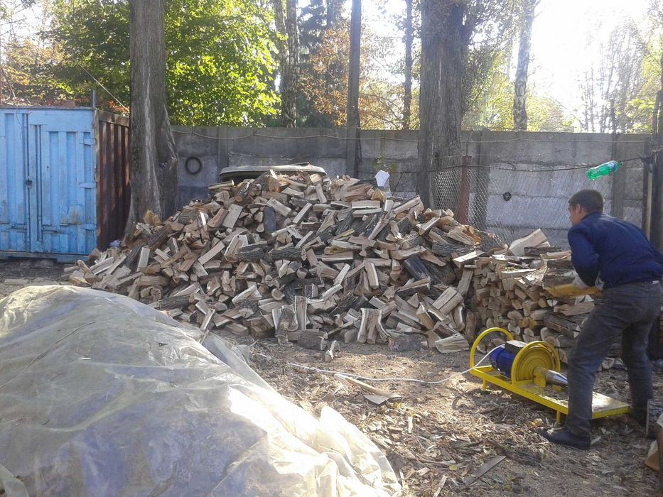 Продаємо дрова дубові,чурки метрівки,колоті і кругляк,колоди