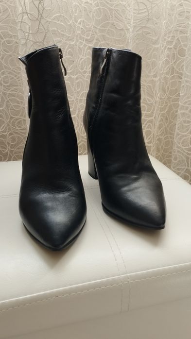 осінні шкіряні черевики на каблуку в ідеальному стані