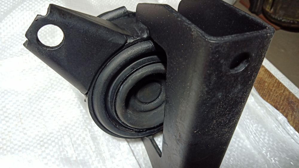 Автозапчасти подушка двигателя