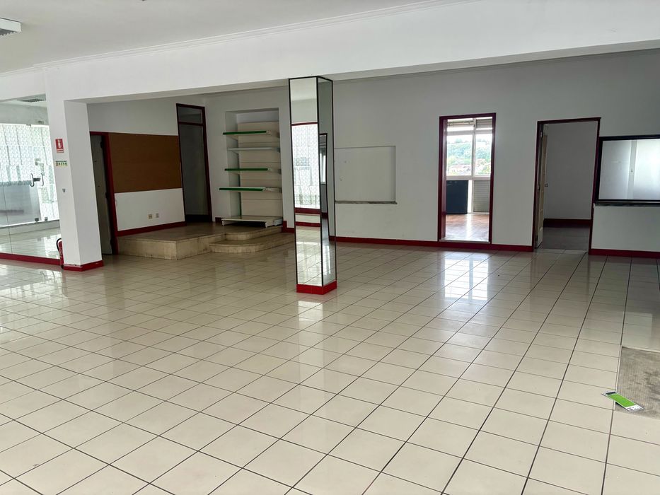 Arrenda-se Loja com Armazém