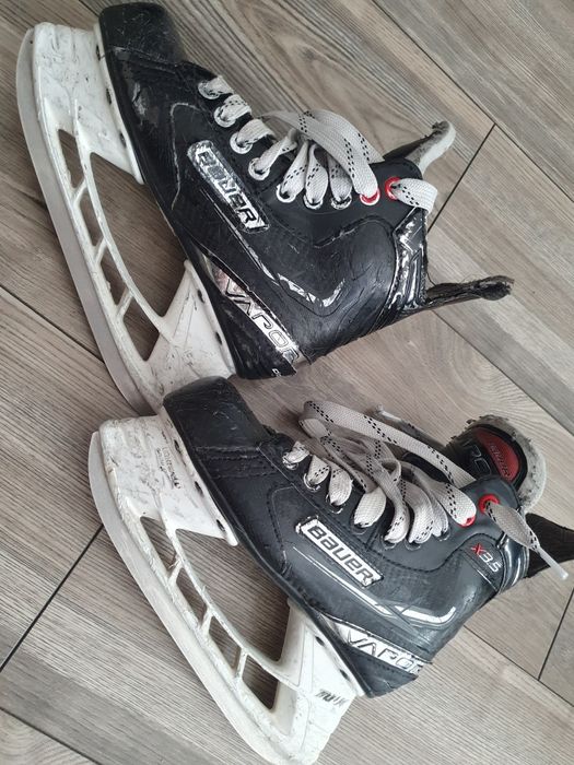 Łyżwy hokejowe Bauer Vapor X3.5 w rozmiarze 2.5.