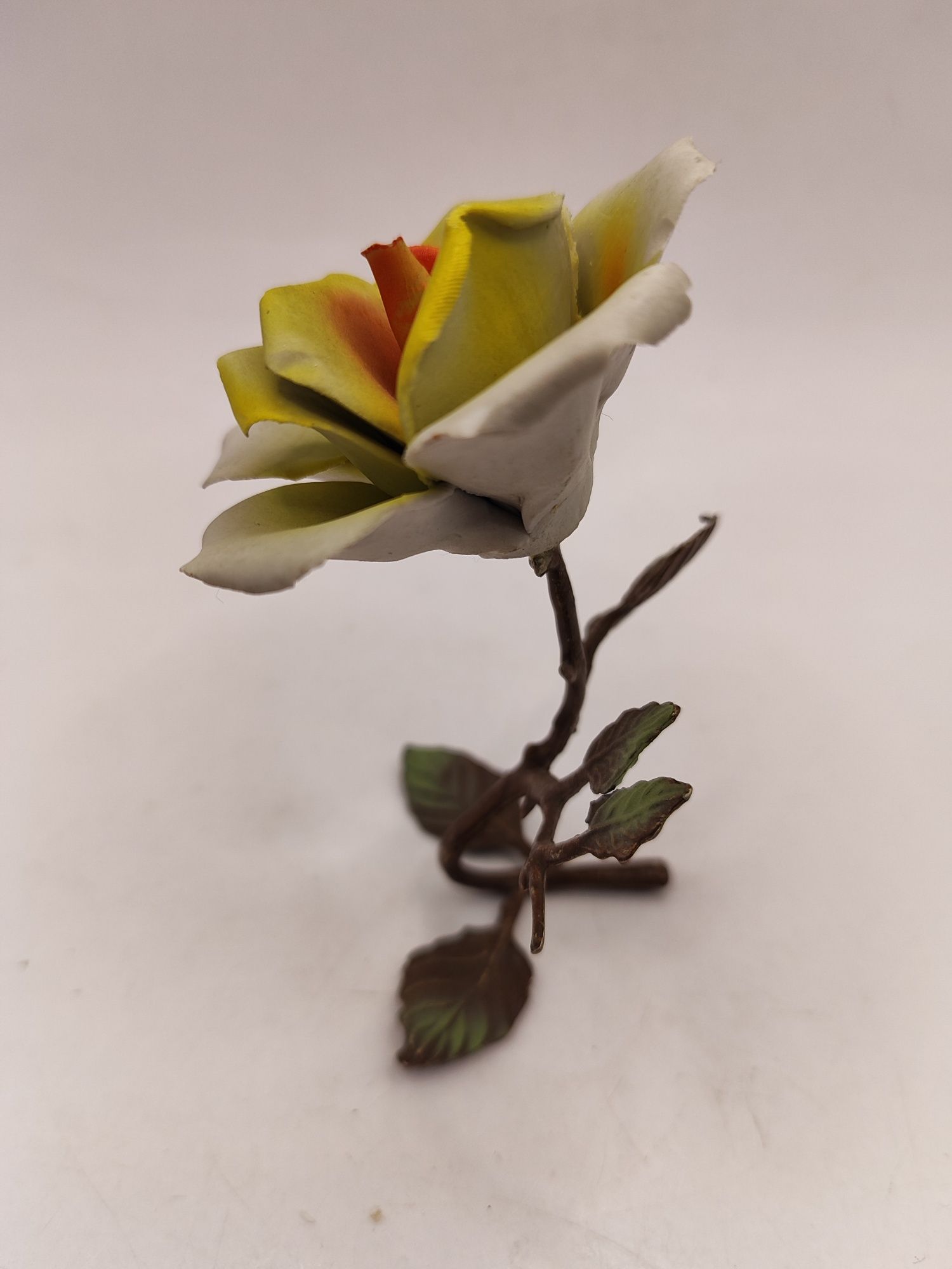 Róża kwiat Capodimonte metal porcelana piękna dekoracja