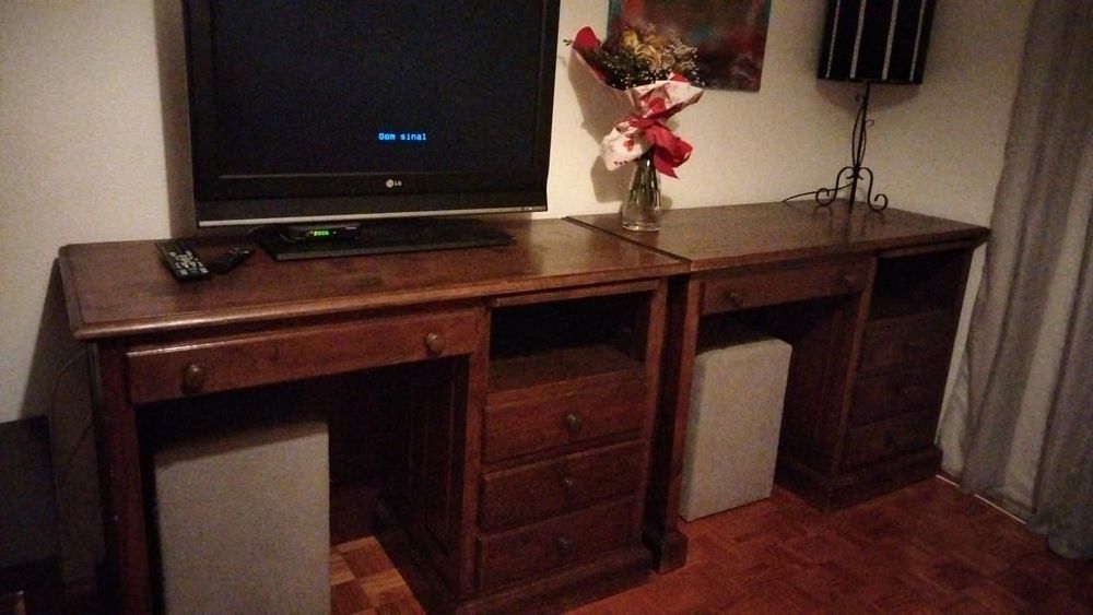 Secretarias em madeira maciça