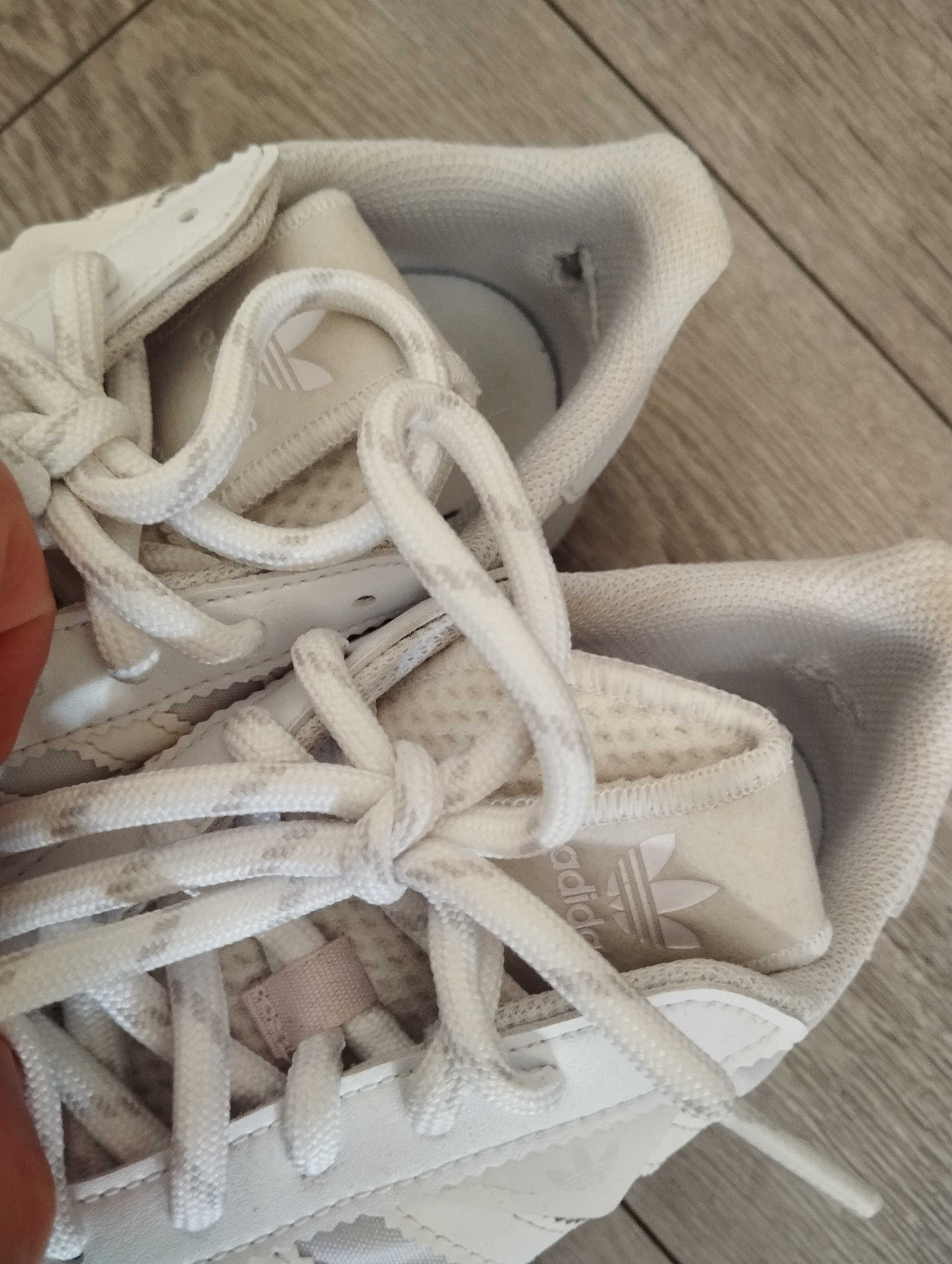 Кросівки Adidas Originals
Retropy F2