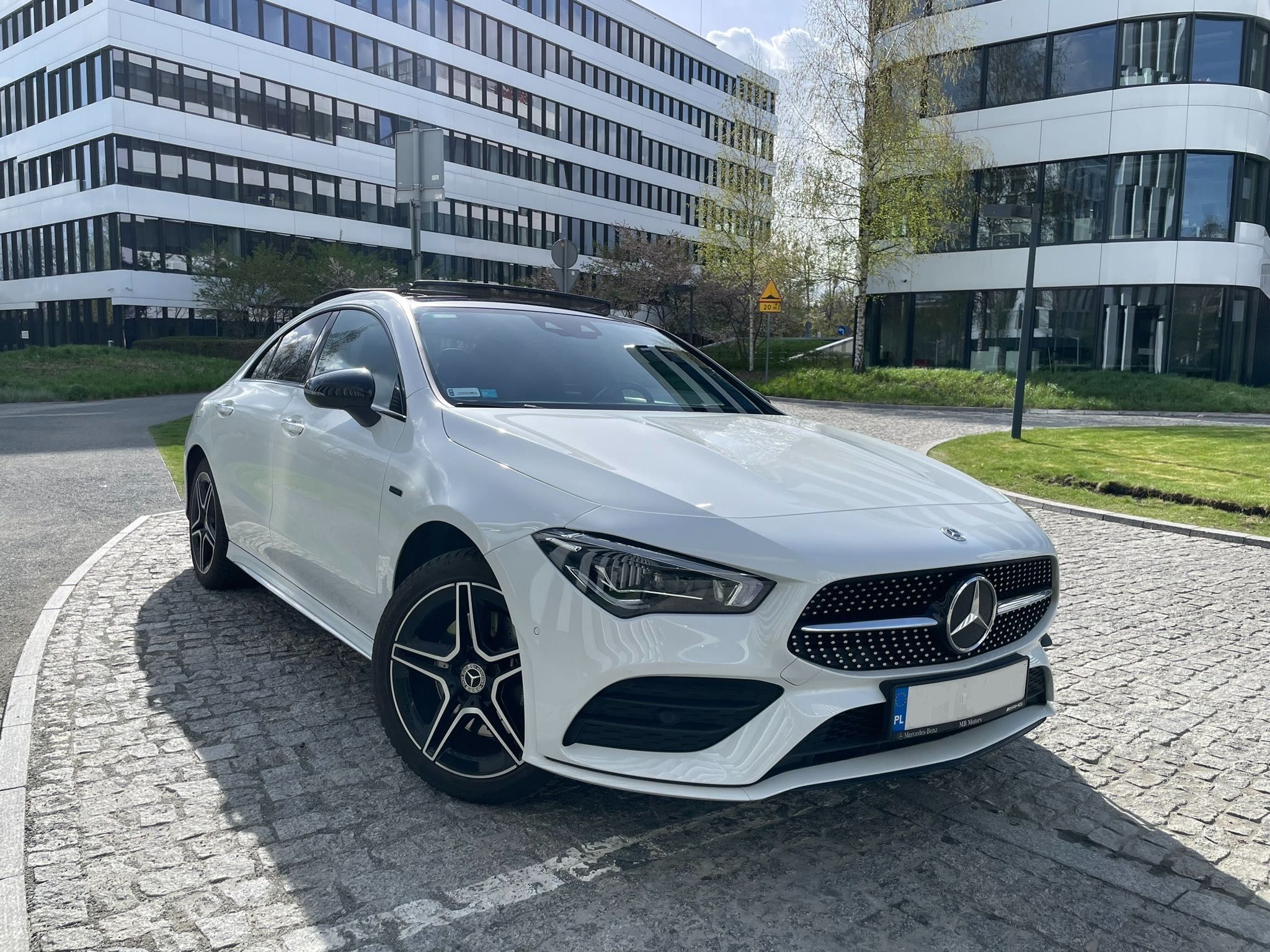 Auto do ślubu Mercedes CLA pakiet AMG, wynajem z kierowcą 700 zł