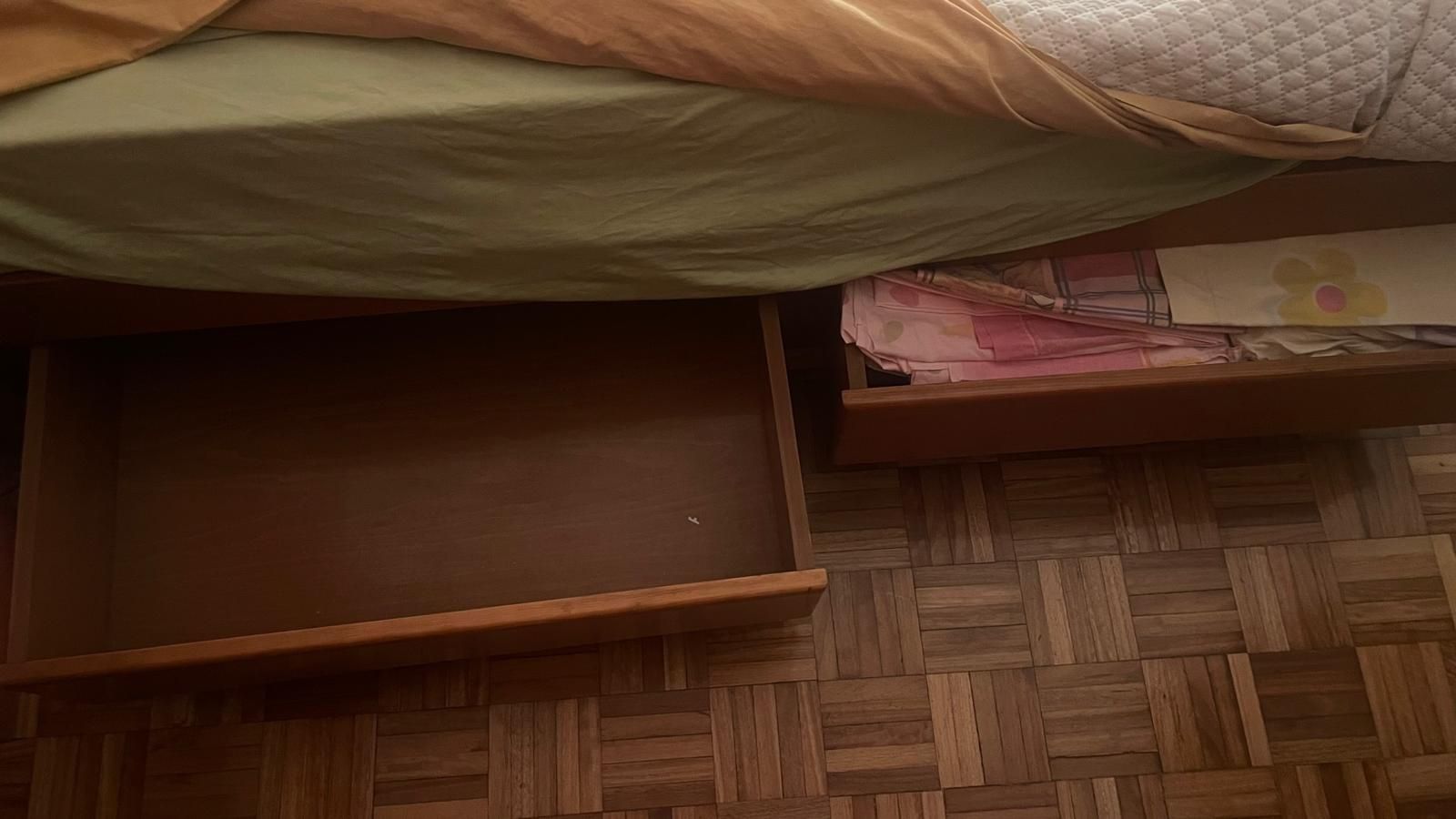 Cama casal mais mesinhas.