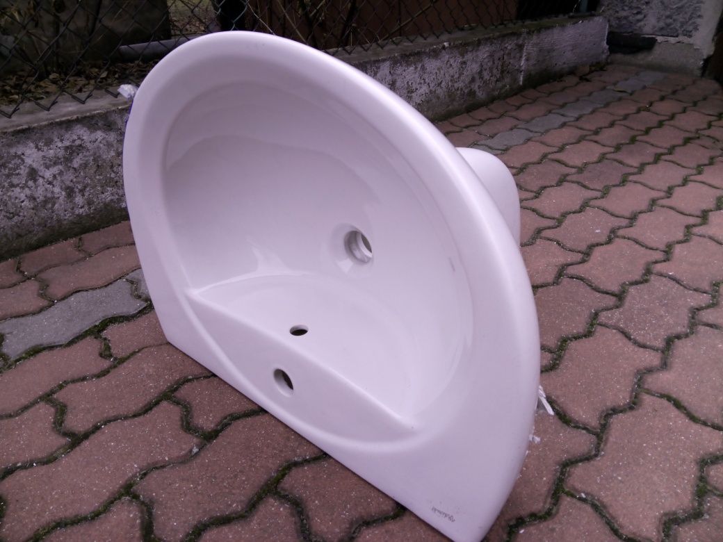 Umywalka z pólpostumentem
