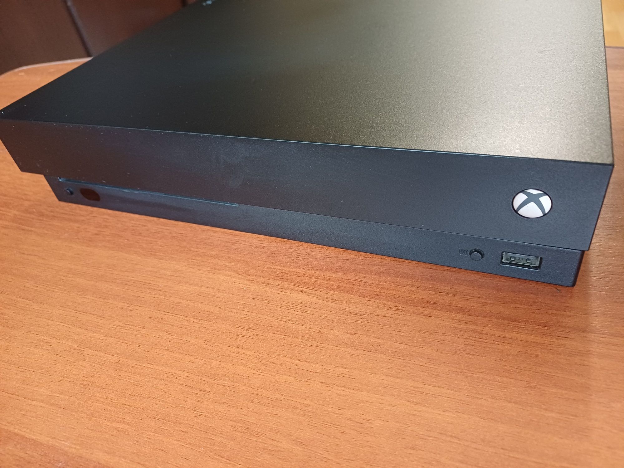 Продам Xbox One X 1tb
