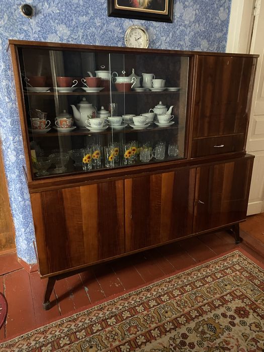 Ліжко та сервант румунські