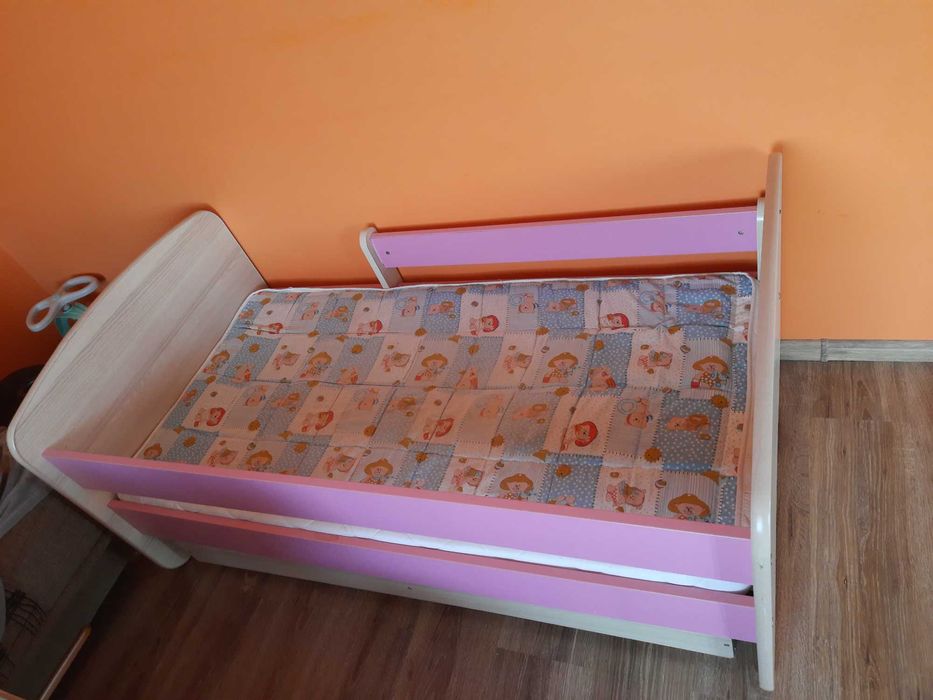 Łóżko dla dziecka dziewczynki z materacem
