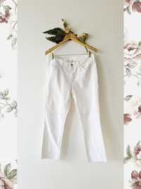 Białe spodnie jeansy z dziurami z wysokim stanem