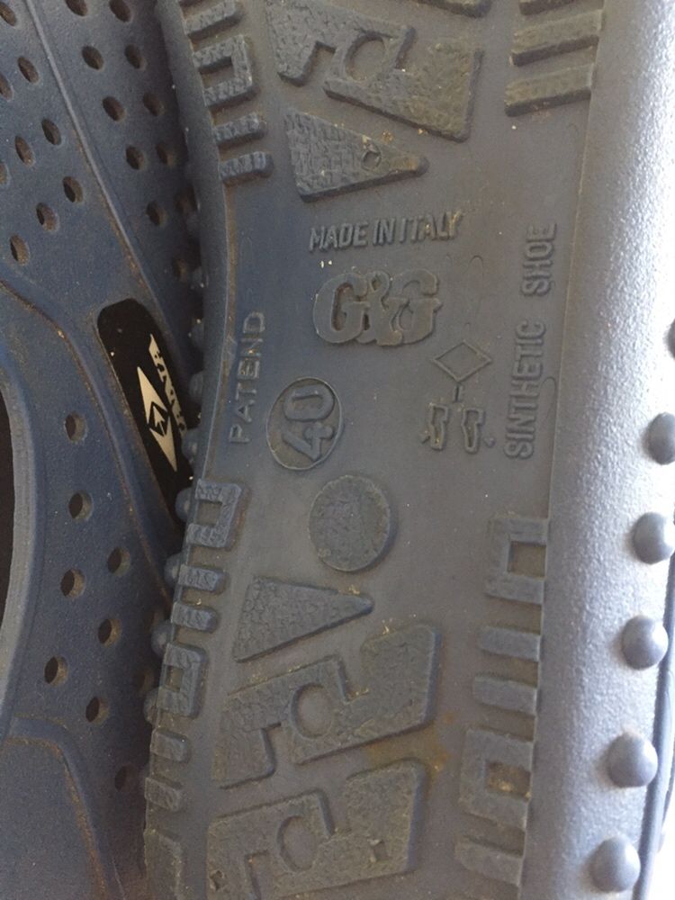 Sapatos em borracha azul para mar e areia