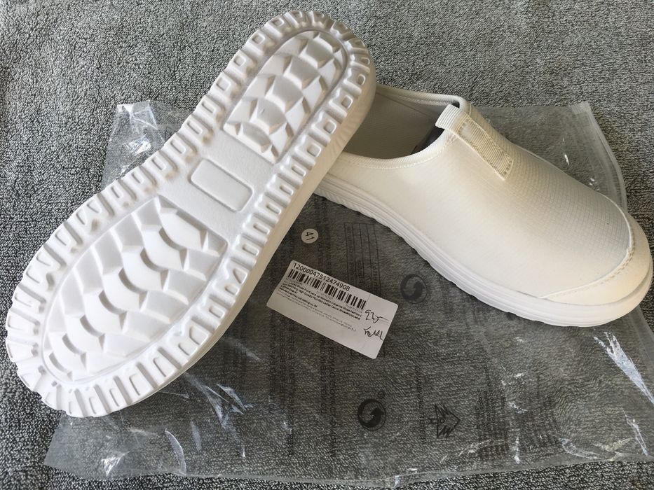 Стильне сучасне жіноче взуття для вулиці і дому