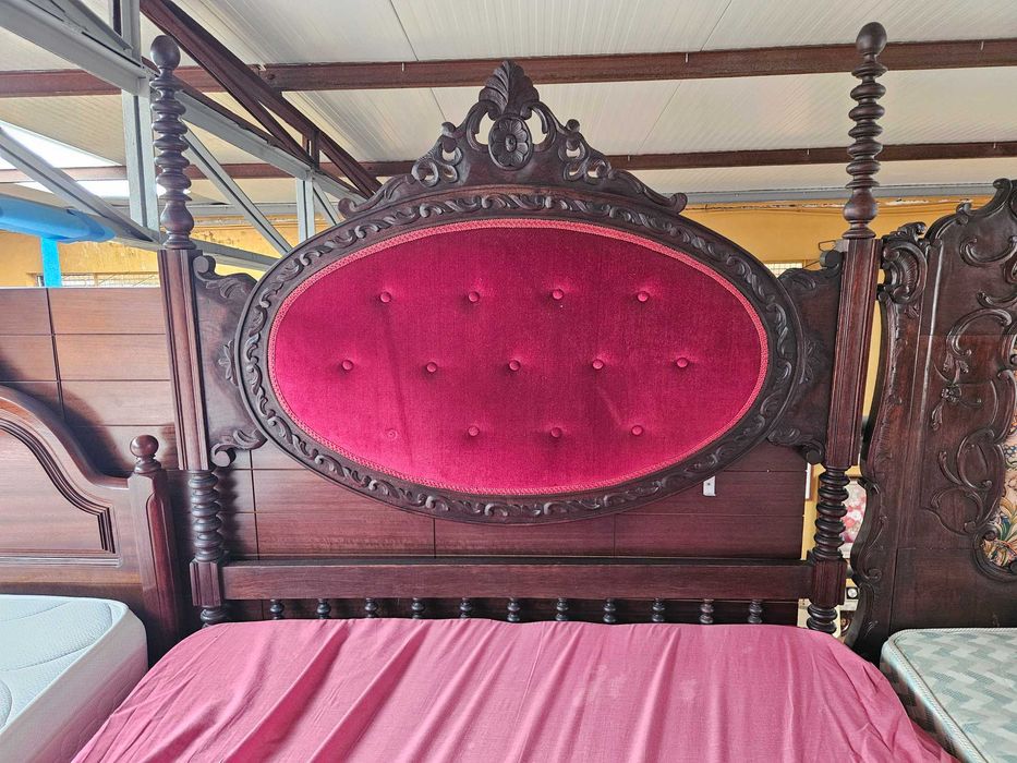 Cama antiga com cabeceira em veludo com estrado e colchão - Mu