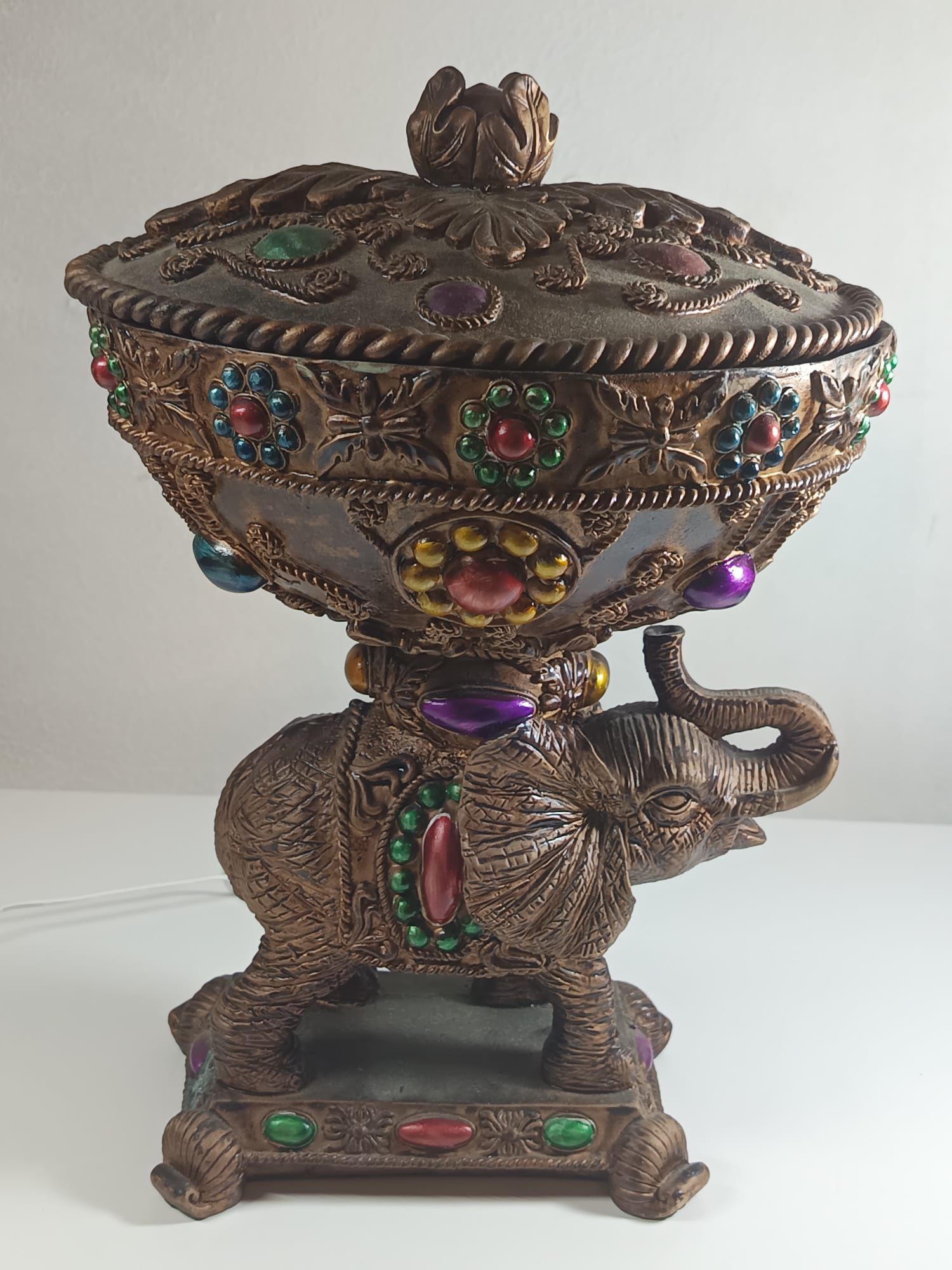 Elefante com taça decorativo