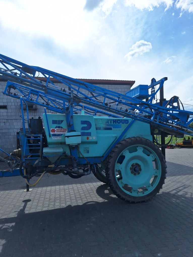 Opryskiwacz Berthoud Mack 32 poj 3200l belka 24m