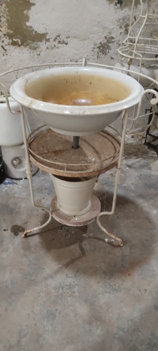 Pias antigas em estrutura de ferro e pedra