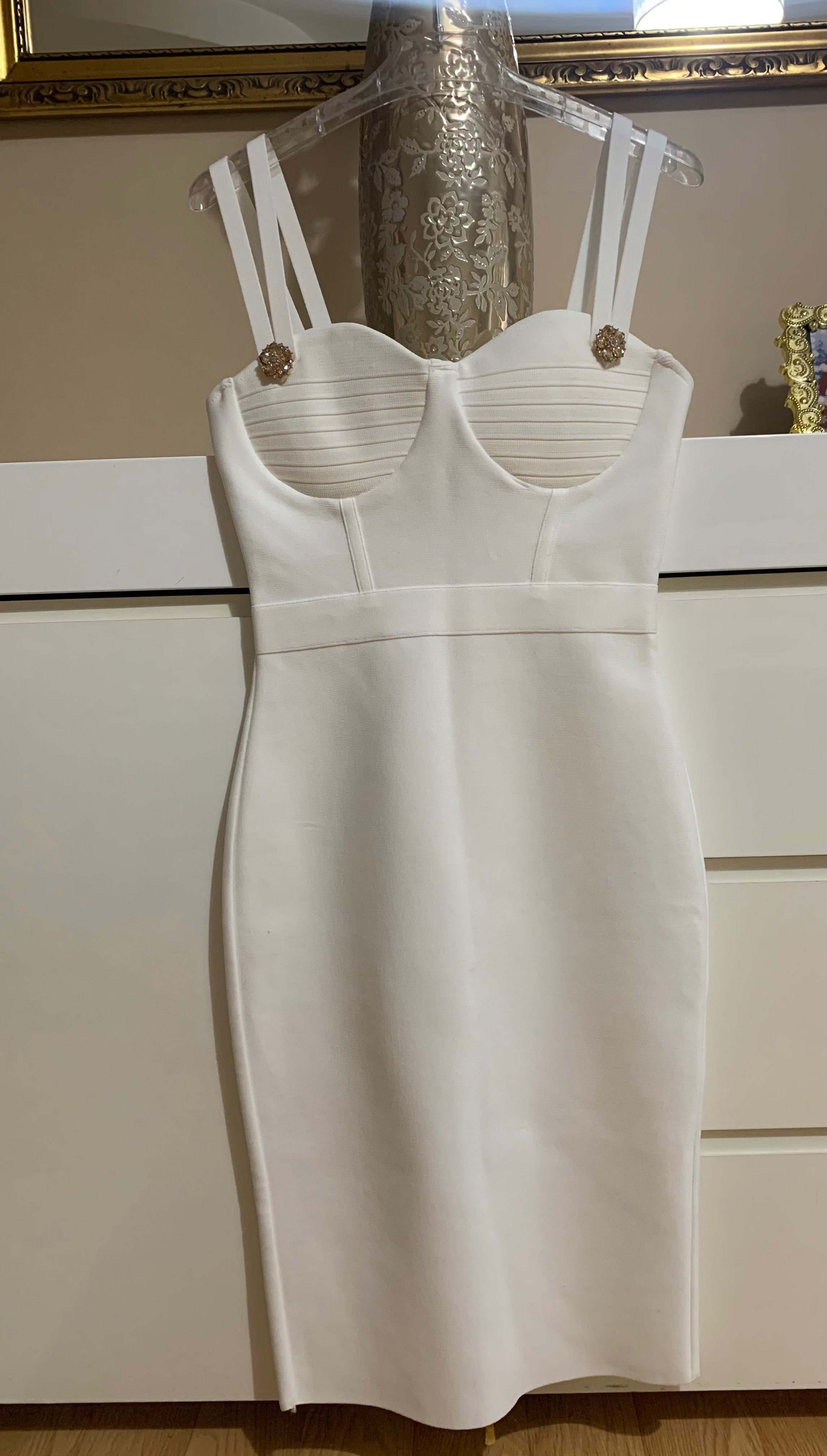 Sukienka Elegancka Wesele Dopasowana Złote Ozdoby Push-up Modelująca