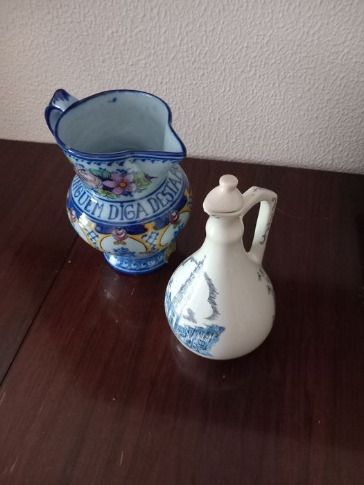 Caneca e garrafa em porcelana