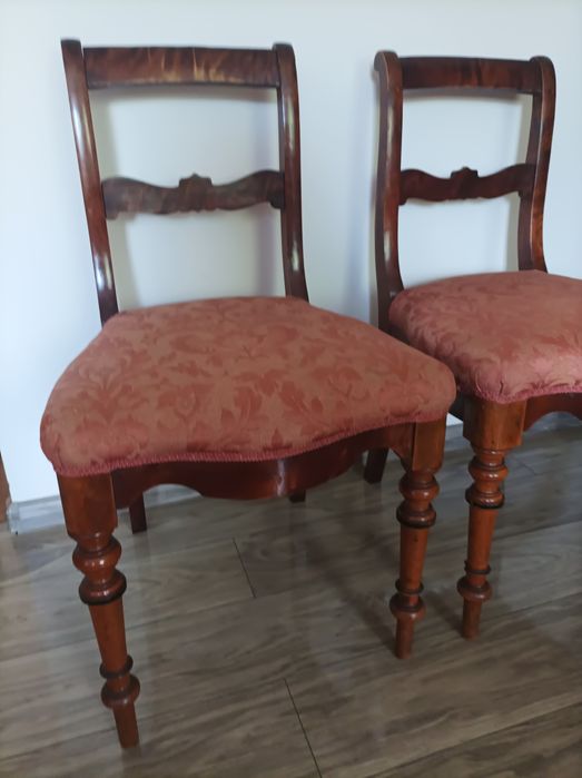 Dwa drewniane krzesła